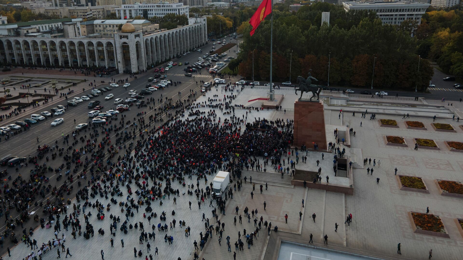 Сторонники Алмазбека Атамбаева и Омурбека Бабанова принимают участие в митинге в их поддержку у памятника Манасу в Бишкеке - РИА Новости, 1920, 09.10.2020