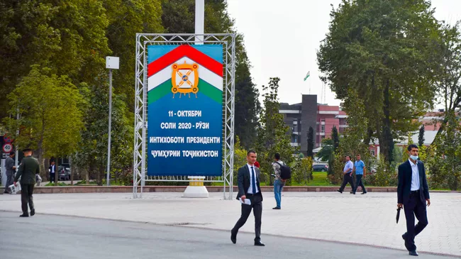 Предвыборные агитационные плакаты в Душанбе