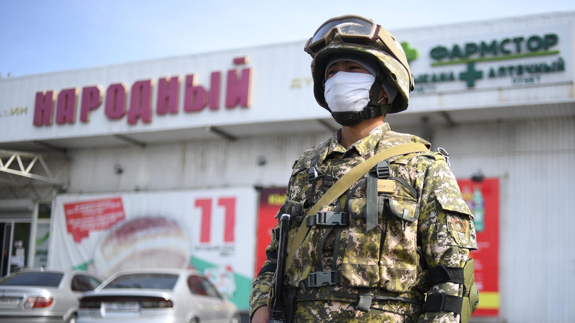 Военнослужащий вооруженных сил Киргизии на блокпосту в Бишкеке - РИА Новости, 1920, 10.10.2020
