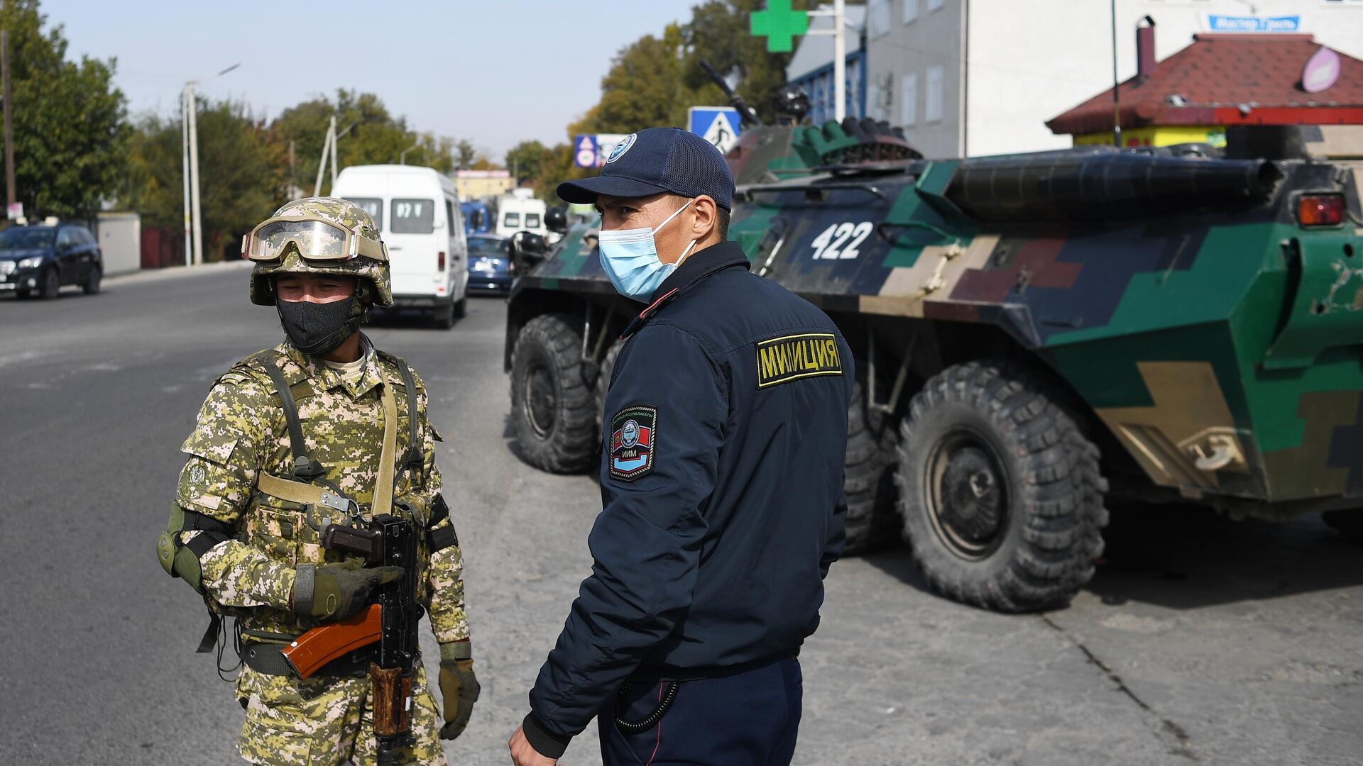 Военнослужащий вооруженных сил Киргизии и сотрудник правоохранительных органов в Бишкеке - РИА Новости, 1920, 12.10.2020