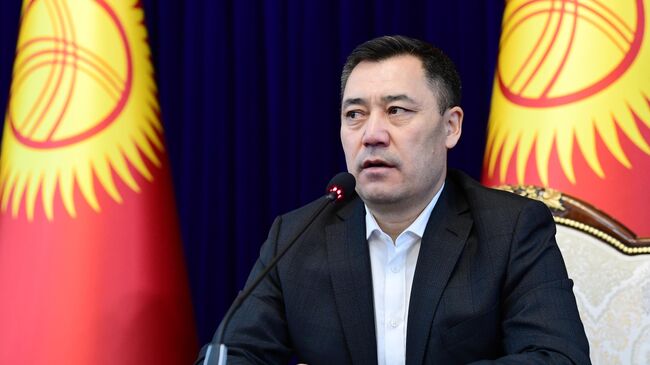Новоизбранный премьер-министр Садыр Жапаров на внеочередном заседании парламента Киргизии