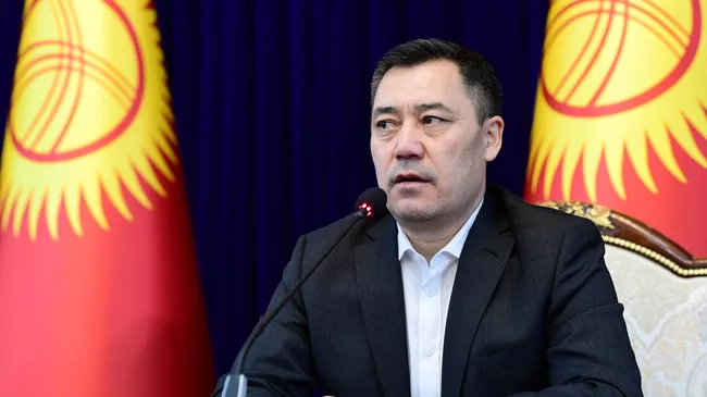 Новоизбранный премьер-министр Садыр Жапаров на внеочередном заседании парламента Киргизии