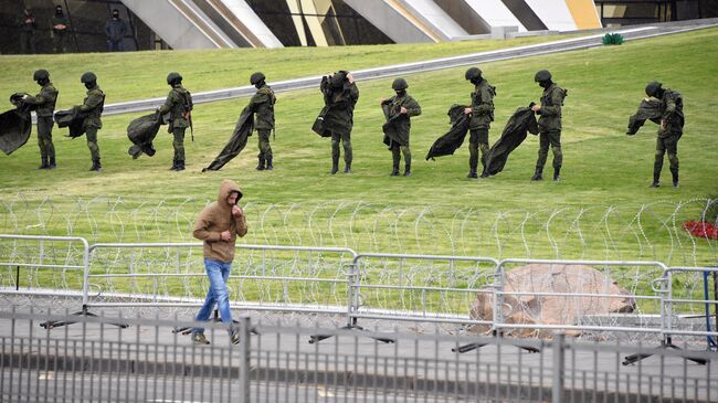 Военнослужащие во время несанкционированной акции протеста оппозиции в Минске