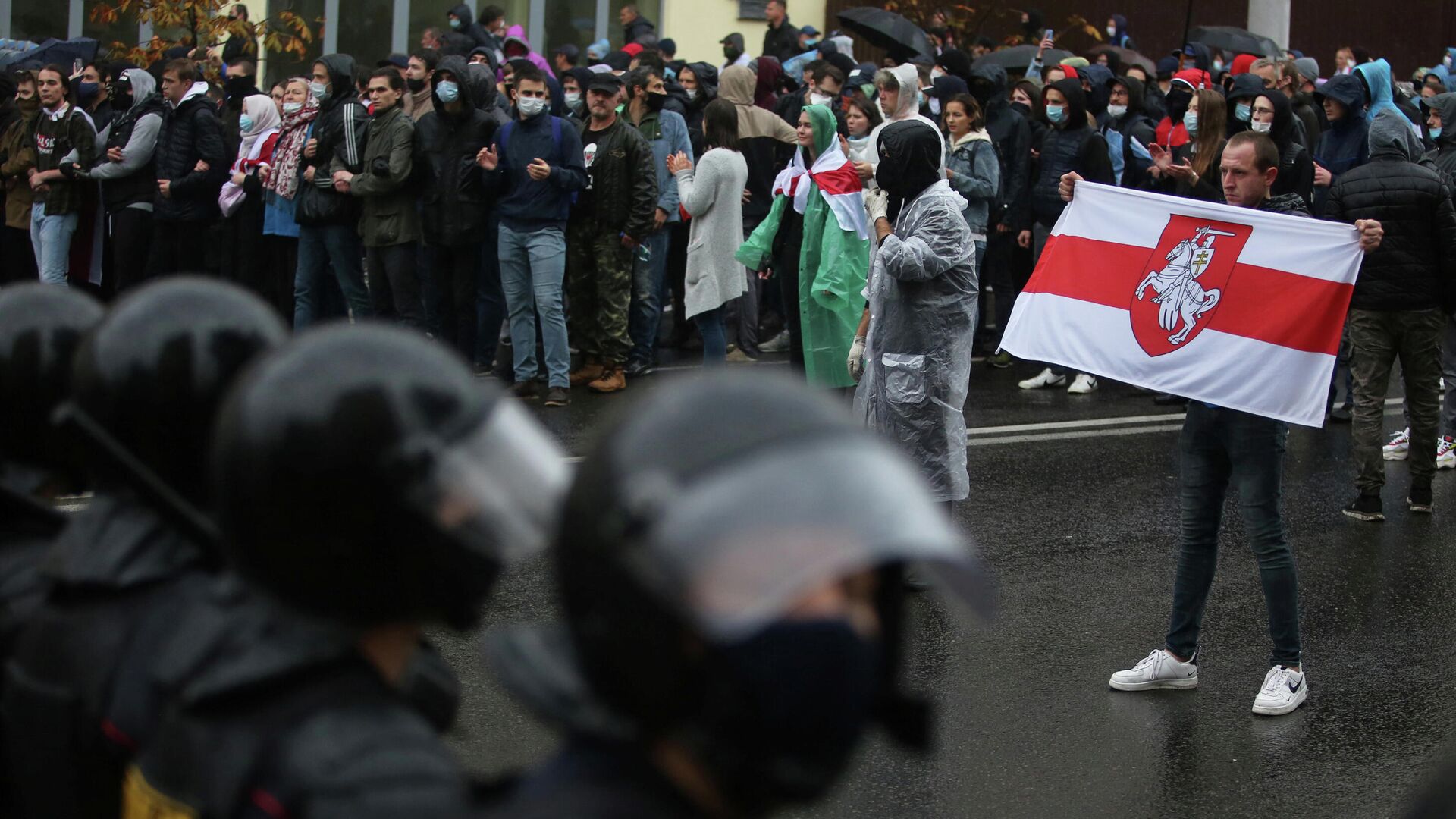 Сотрудники правоохранительных органов во время митинга оппозиции в Минске - РИА Новости, 1920, 18.10.2020