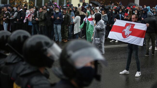 Сотрудники правоохранительных органов во время митинга оппозиции в Минске