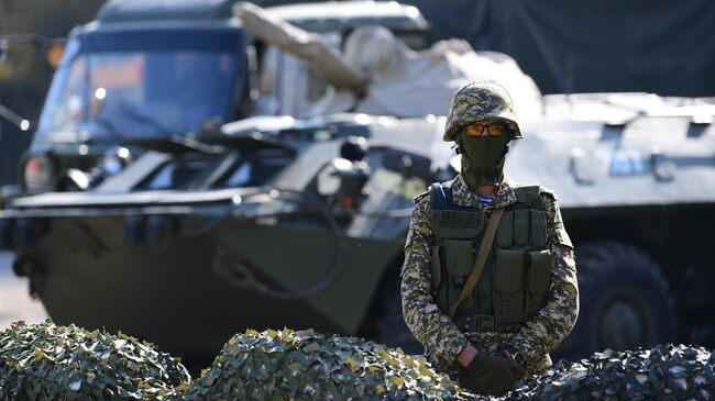 Военнослужащий на блокпосте на въезде в Бишкек