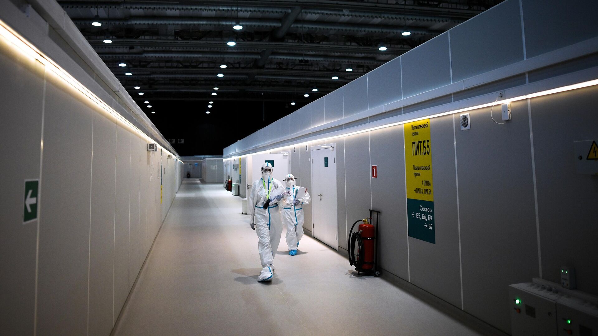 Медицинские работники во временном госпитале для пациентов с COVID-19 в Сокольниках - РИА Новости, 1920, 30.12.2020