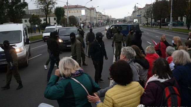 Колонна протестующих на проспекте Независимости в Минске