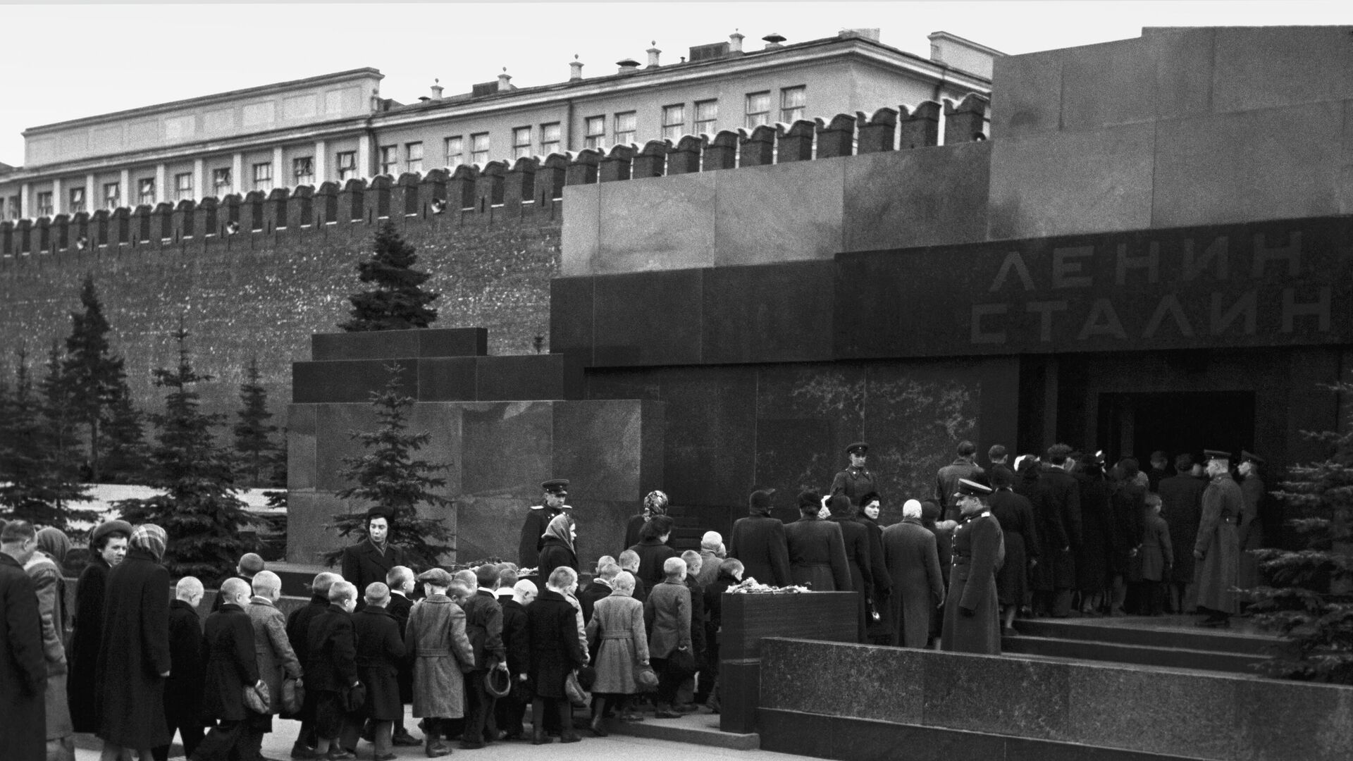 Очередь в Мавзолей В.И.Ленина и И.В.Сталина на Красной площади в Москве. 1957 год. - РИА Новости, 1920, 31.10.2020