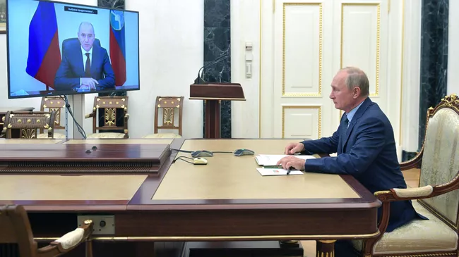 Президент РФ Владимир Путин проводит встречу с главой Карачаево-Черкесской Республики Рашидом Темрезовым в режиме видеоконференции