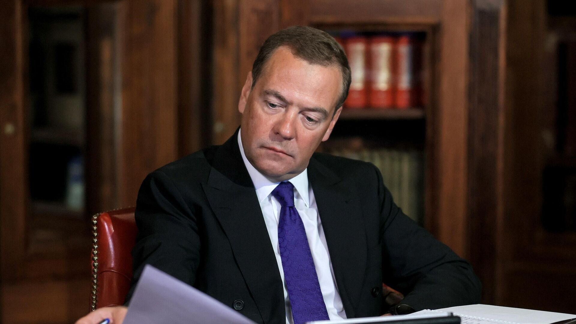 Заместитель председателя Совета безопасности РФ Дмитрий Медведев проводит в режиме видеоконференции заседание Международного попечительского совета Московской школы управления Сколково - РИА Новости, 1920, 03.12.2025