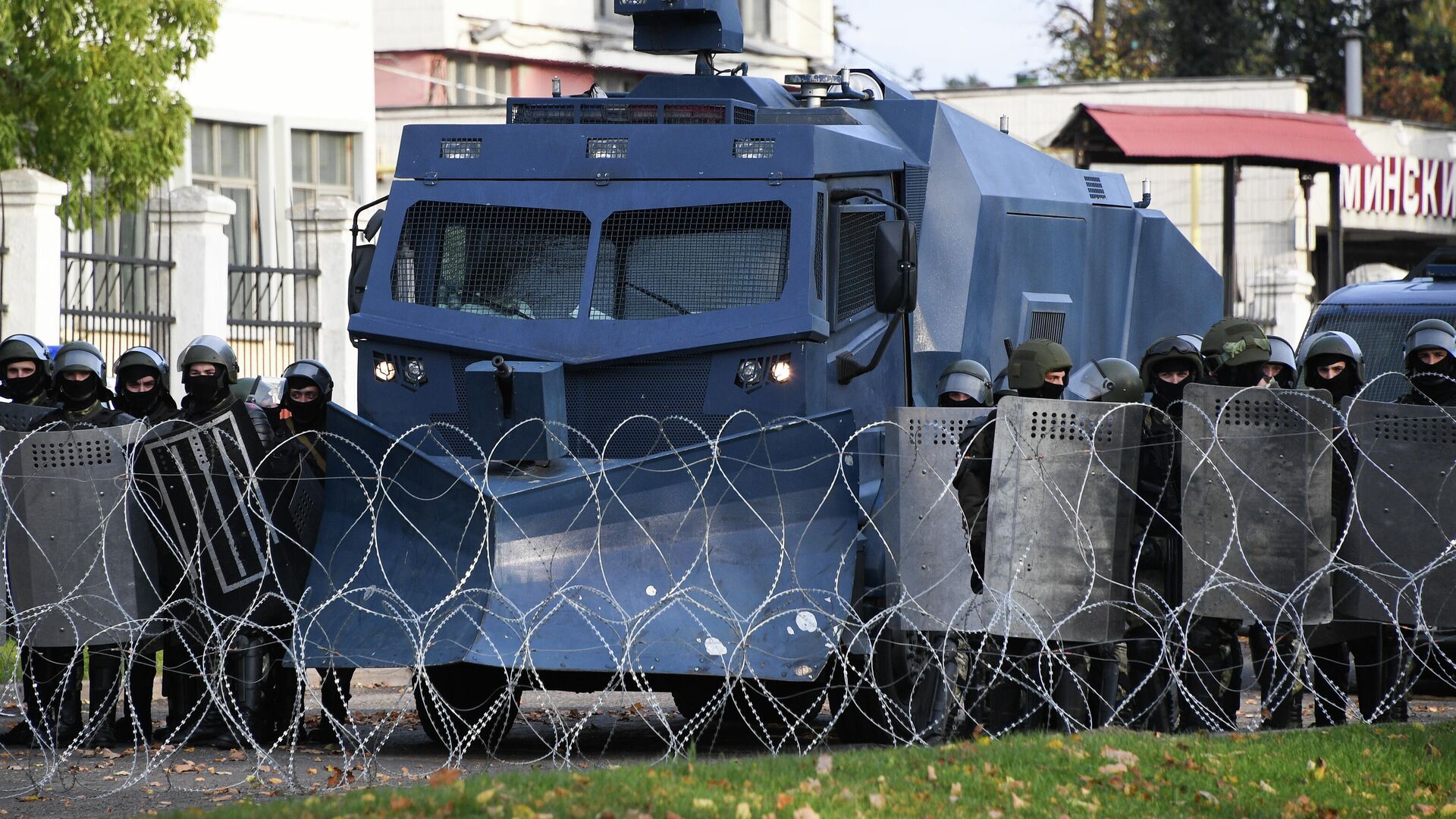 Сотрудники правоохранительных органов Белоруссии во время несанкционированной акции протеста в Минске - РИА Новости, 1920, 01.11.2020