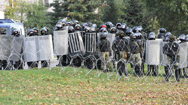 Сотрудники правоохранительных органов Белоруссии во время несанкционированной акции протеста в Минске