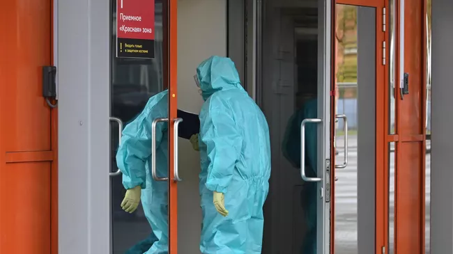 Сотрудник скорой помощи возле временного госпиталя COVID-19 на ВДНХ в Москве