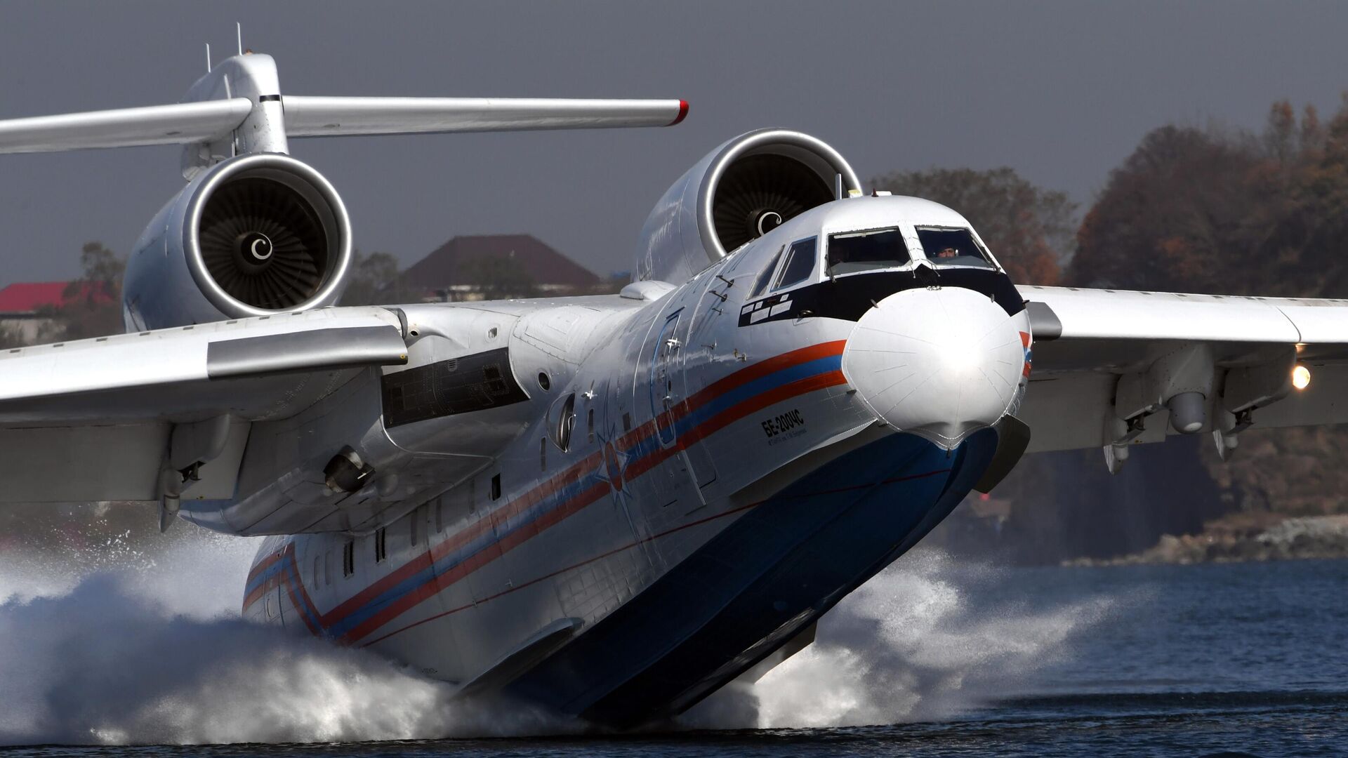 Многоцелевой самолет-амфибия Бе-200ЧС во время учений авиационного отряда МЧС в Приморье - РИА Новости, 1920, 11.03.2021