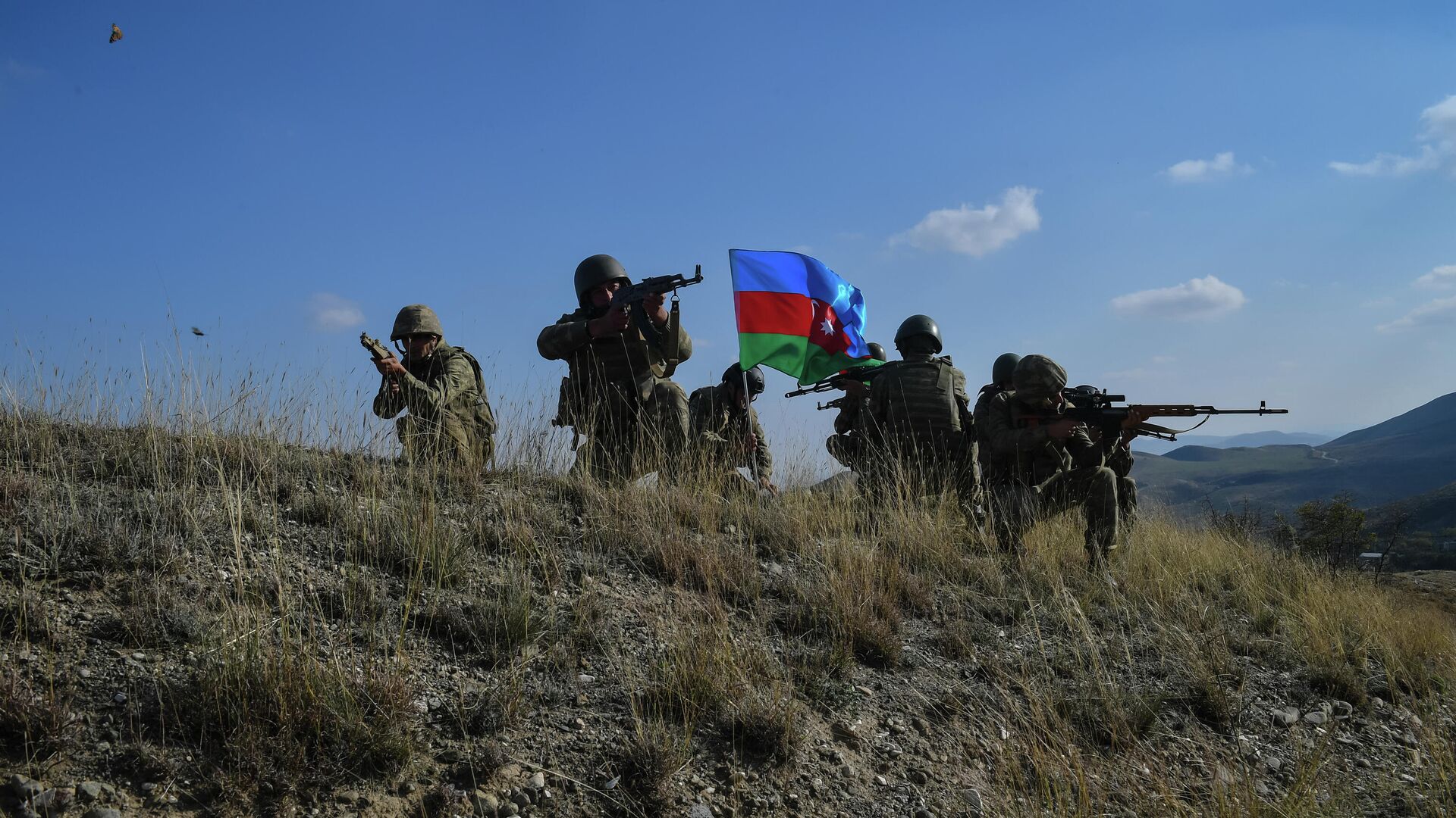 Военнослужащие азербайджанской армии во время реконструкции водружения государственного флага на господствующей высоте у села Талыш - РИА Новости, 1920, 24.10.2020