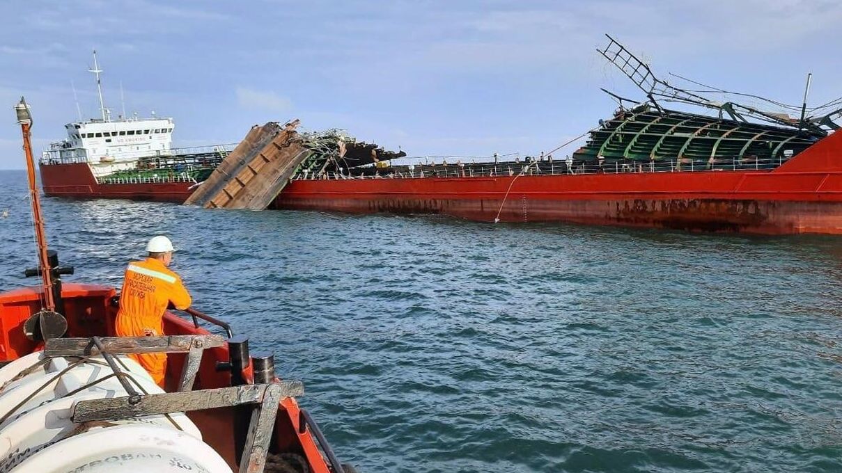 Танкер Генерал Ази Асланов, поврежденный при взрыве в Азовском море, на якорной стоянке в районе порта Кавказ - РИА Новости, 1920, 26.10.2020