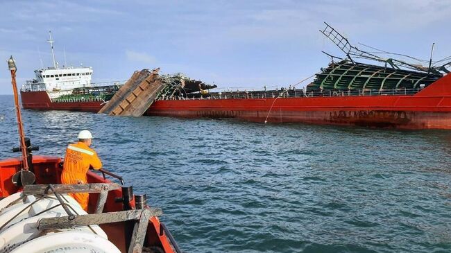 Танкер Генерал Ази Асланов, поврежденный при взрыве в Азовском море, на якорной стоянке в районе порта Кавказ