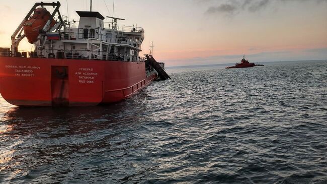 Танкер Генерал Ази Асланов, поврежденный при взрыве в Азовском море, на якорной стоянке в районе порта Кавказ