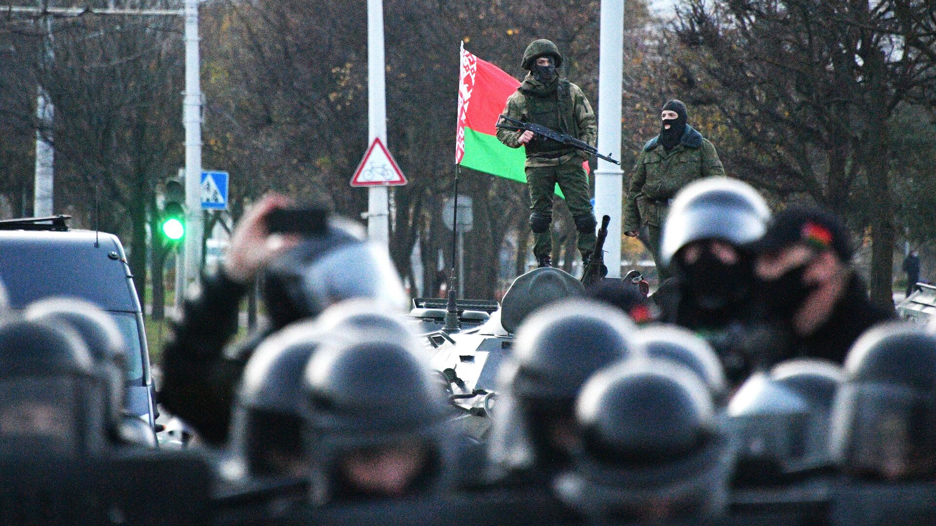 Сотрудники милиции во время акции протеста оппозиции Народный ультиматум в Минске - РИА Новости, 1920, 26.10.2020