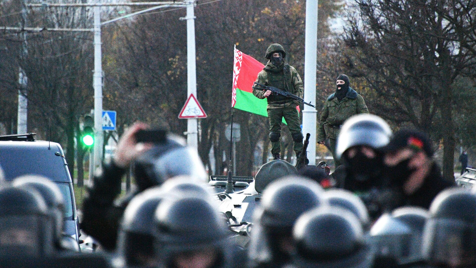 Сотрудники милиции во время акции протеста оппозиции Народный ультиматум в Минске - РИА Новости, 1920, 26.10.2020