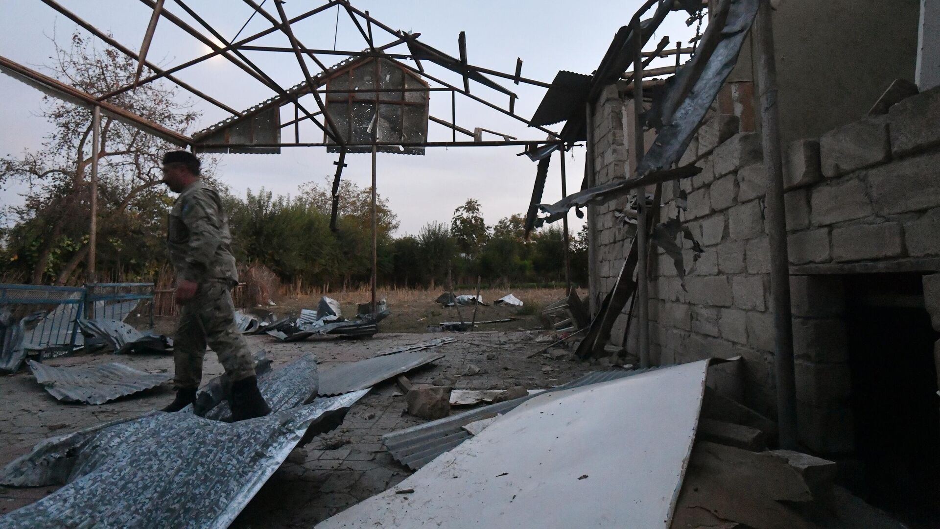 Последствия обстрела в селе Юхары-Киямаддинли Агджабединского района в Азербайджане - РИА Новости, 1920, 26.10.2020