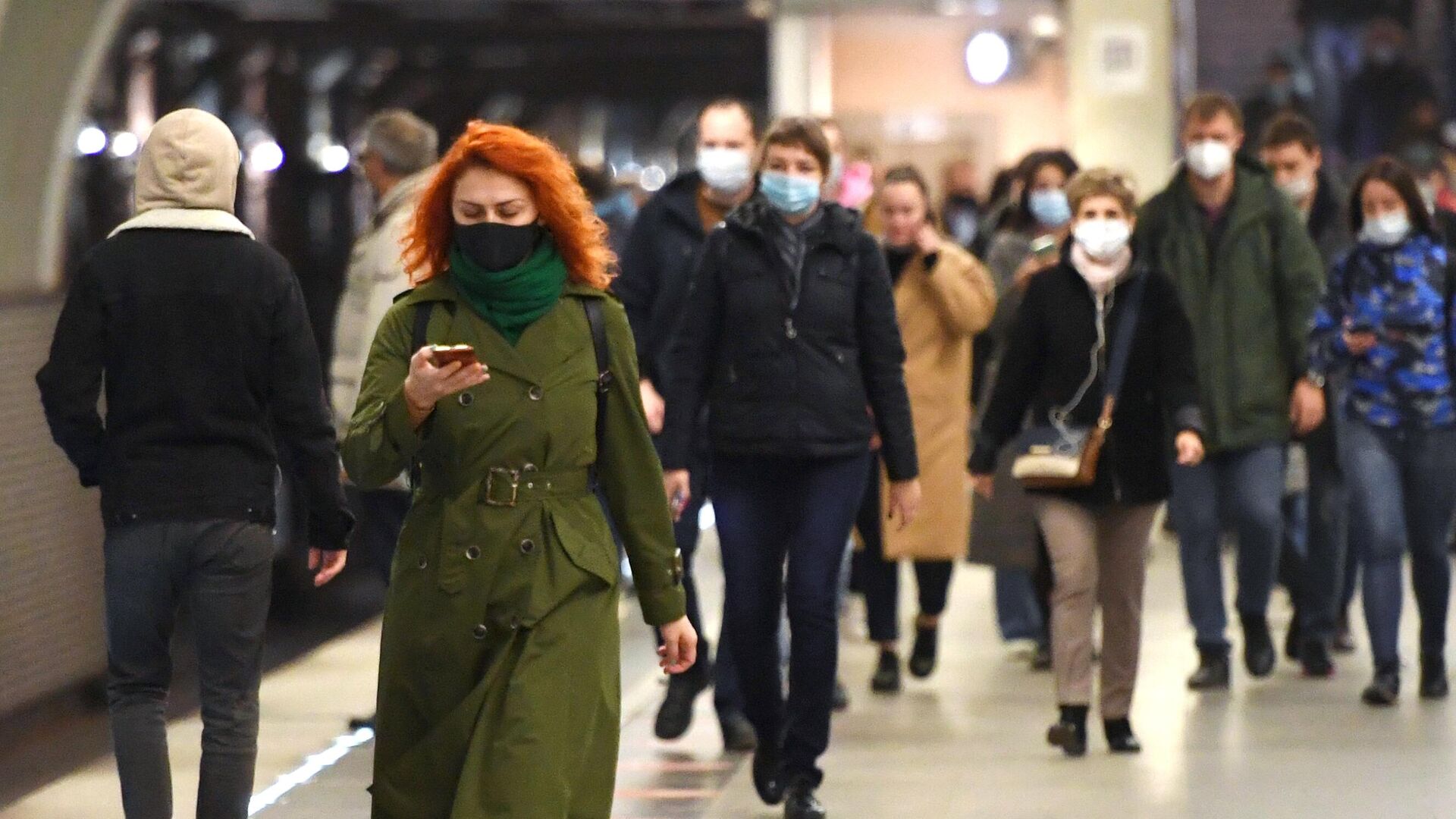 Люди в защитных масках на станции Московского метрополитена - РИА Новости, 1920, 28.10.2020