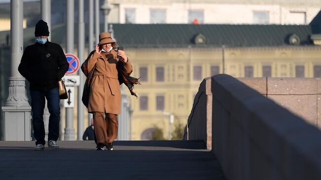 Люди в защитной маске на улице в Москве