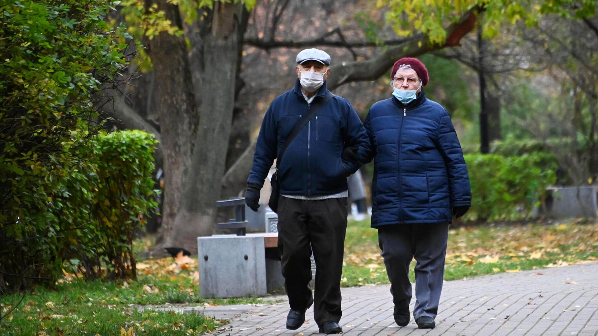 Прохожие в защитных масках на улице Гарибальди в Москве - РИА Новости, 1920, 28.10.2020