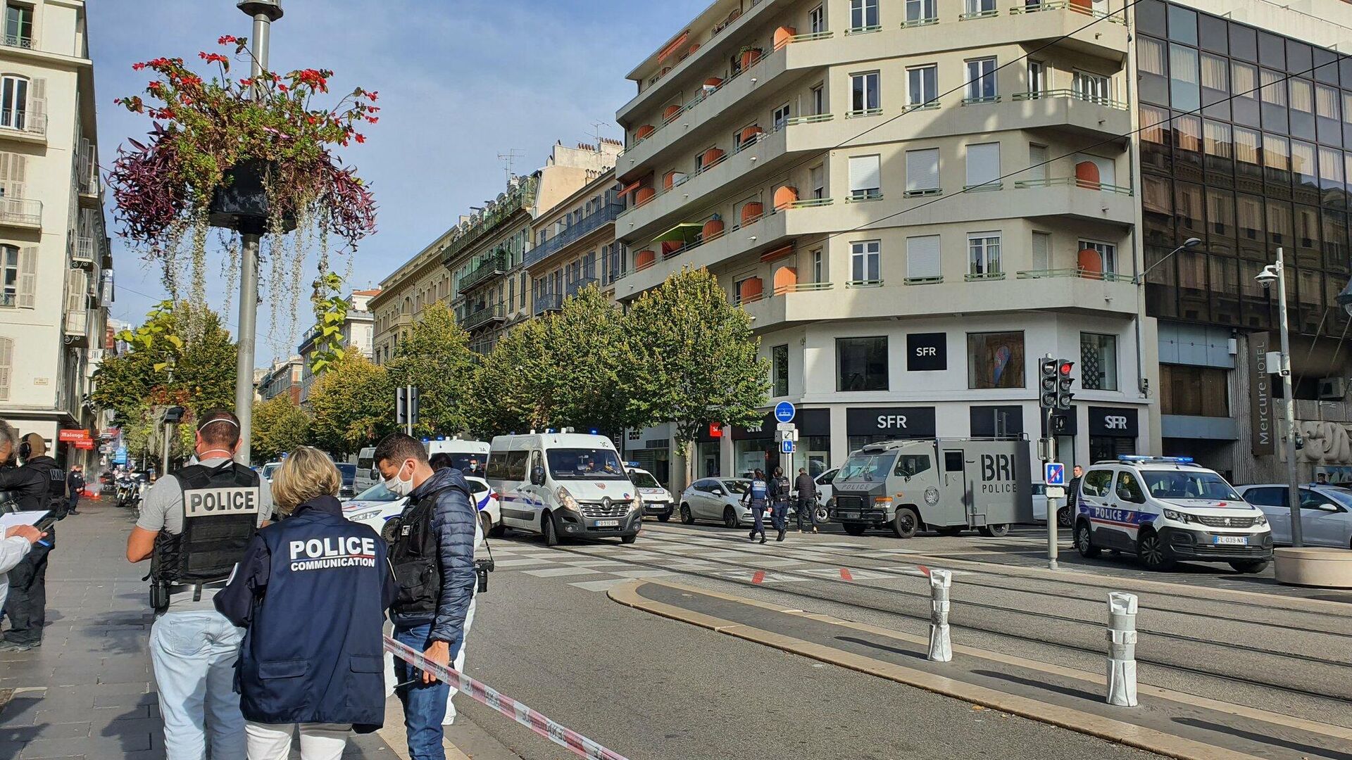 Сотрудники полиции у места, где неизвестный с ножом напал на прихожан в церкви Нотр-Дам - РИА Новости, 1920, 04.05.2021