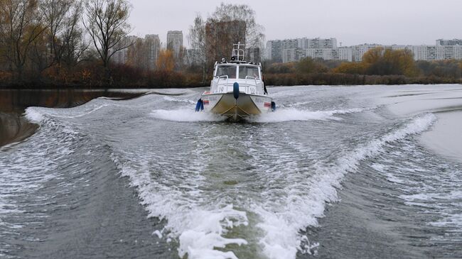 Сотрудники Московской городской поисково-спасательной службы в ПСС ''Строгино'' акватории Строгинской поймы реки Москвы 