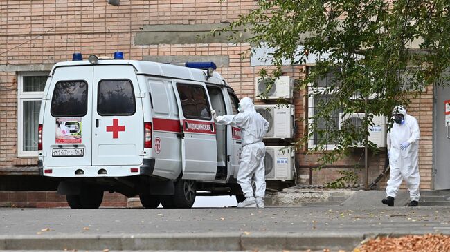 Бригада скорой медицинской помощи возле городской больницы №20 в Ростове-на-Дону