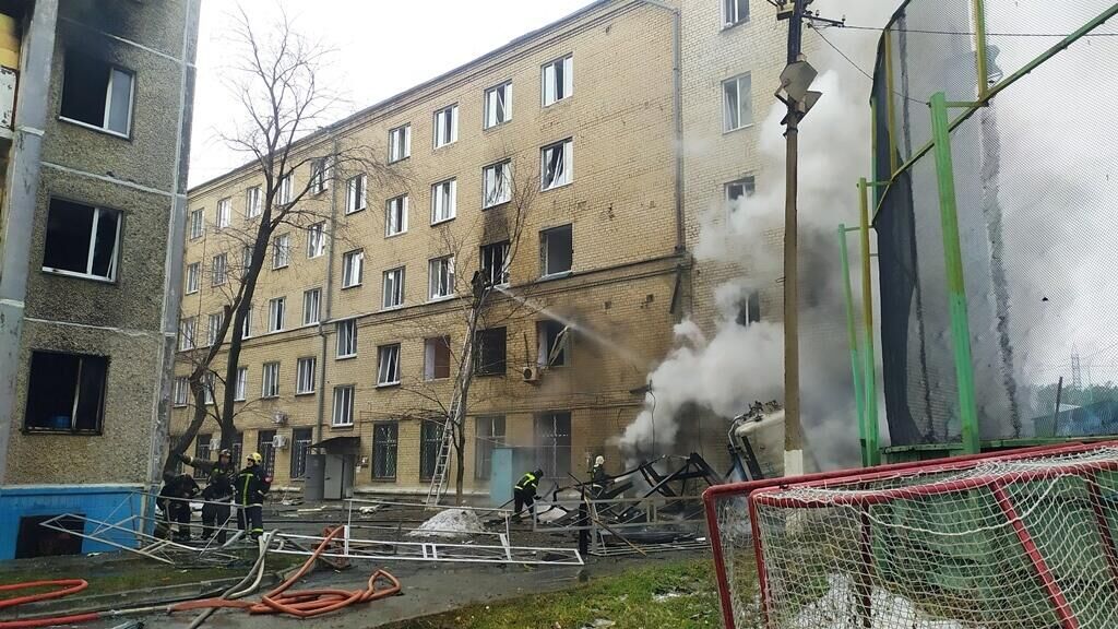 Сотрудники МЧС на месте взрыва кислородной будки в поликлинике горбольницы №2 Челябинска - РИА Новости, 1920, 31.10.2020