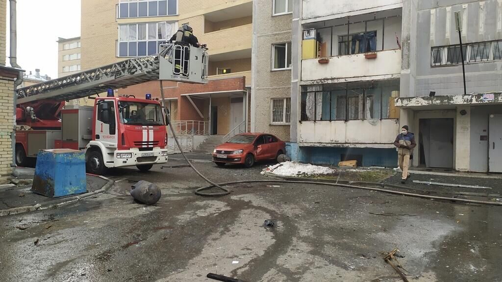 Сотрудники МЧС на месте взрыва кислородной будки в поликлинике горбольницы №2 Челябинска - РИА Новости, 1920, 31.10.2020