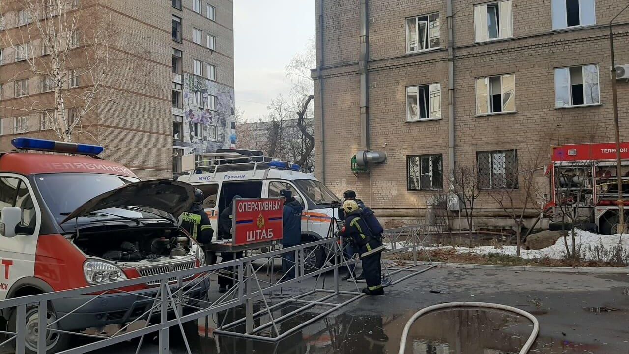 Сотрудники МЧС на месте взрыва кислородной будки в поликлинике горбольницы №2 Челябинска - РИА Новости, 1920, 31.10.2020