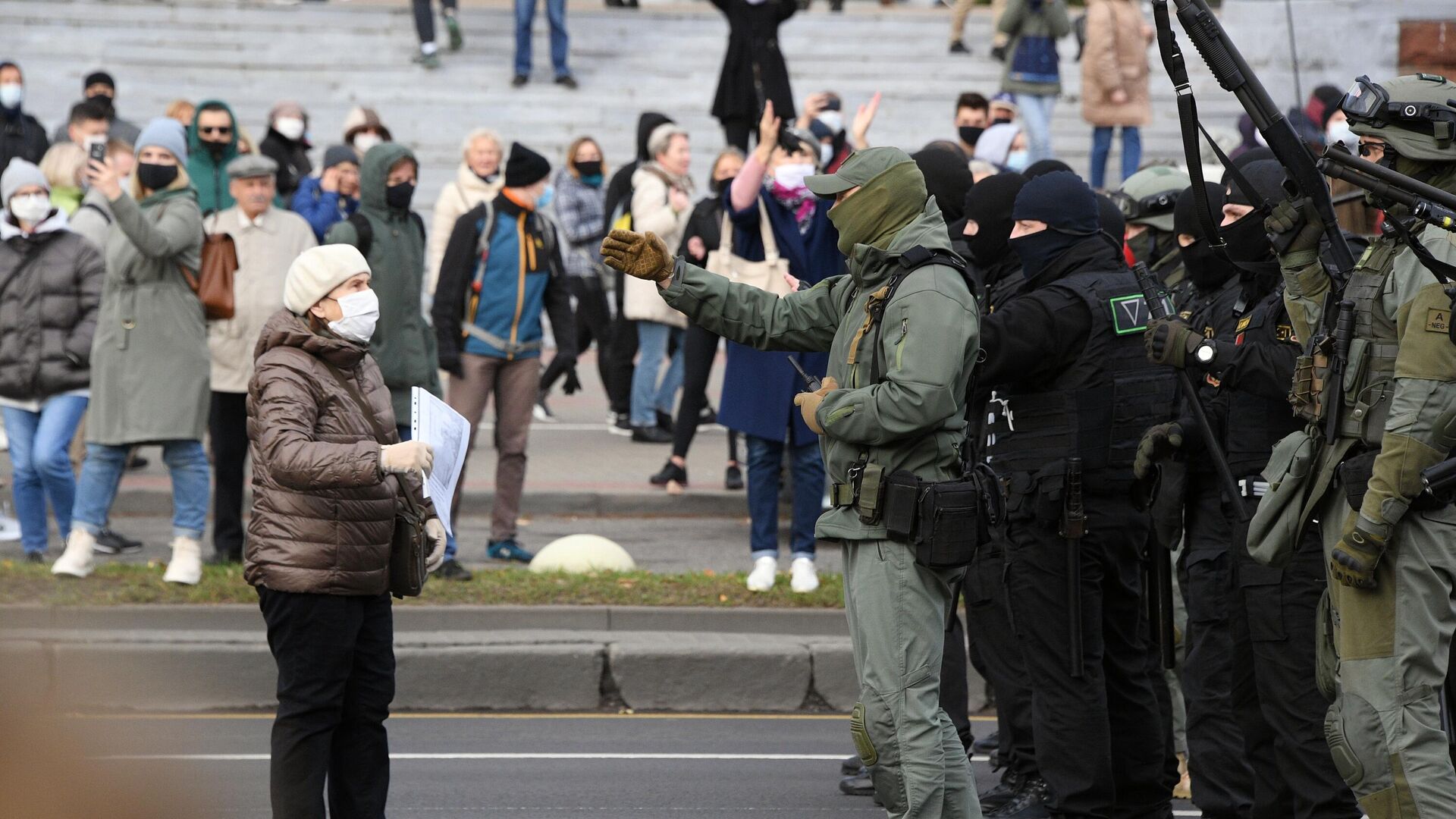 Сотрудники правоохранительных органов и участники несанкционированной акции Дзяды (Деды, Предки) в Минске - РИА Новости, 1920, 08.11.2020