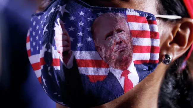Сторонница президента США Дональда Трампа в маске на митинге в Опа-Локке, Флорида, США, 2 ноября 2020 года