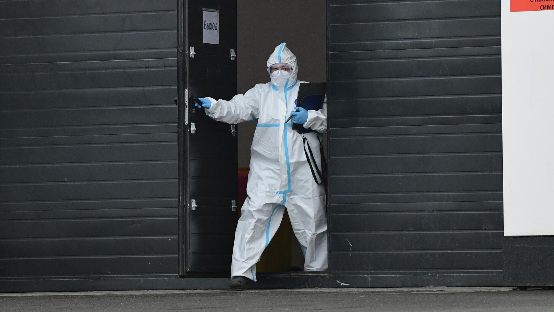 Медицинский работник в карантинном центре в Коммунарке Медицинский работник в карантинном центре в Коммунарке - РИА Новости, 1920, 06.11.2020