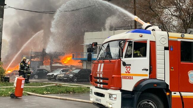 Пожар на складе с газовыми баллонами на улице Газопровод (район Чертаново Южное). Москва