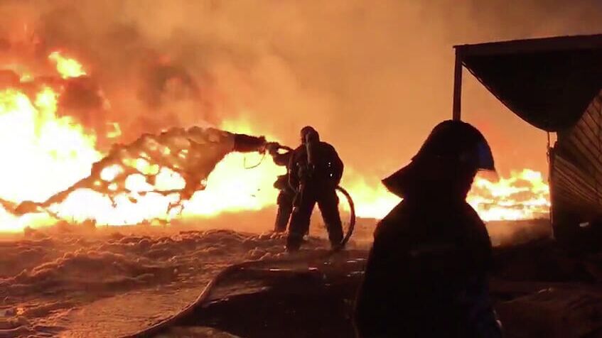 Сотрудники МЧС ликвидируют пожар - РИА Новости, 1920, 10.01.2023