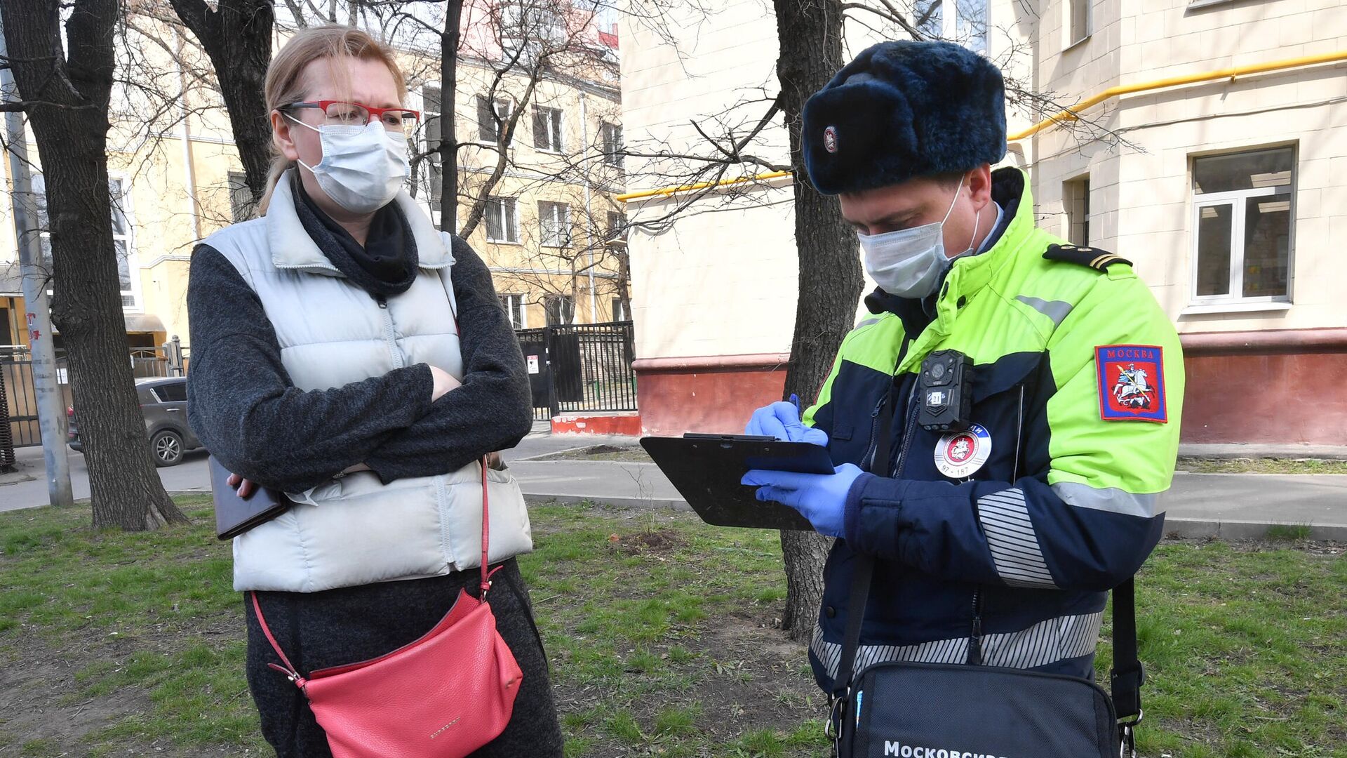 Сотрудник Московской административной дорожной инспекции выписывает штраф за неправильную стоянку автомобиля - РИА Новости, 1920, 12.11.2020