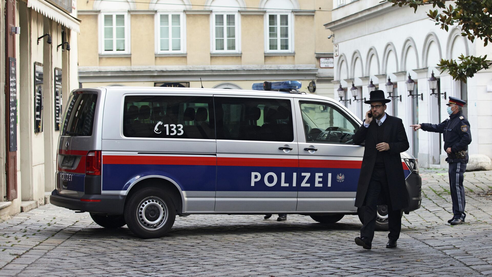 Раввин Шломо Хофмейстер около синагоги после перестрелки в Вене, Австрия - РИА Новости, 1920, 13.11.2020