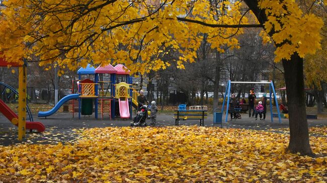 Горожане на детской площадке в сквере на Ленинском проспекте в Москве