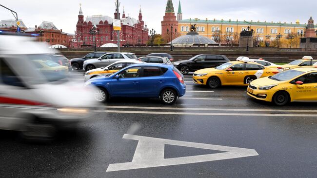 Выделенная полоса для общественного транспорта на Моховой улице в Москве