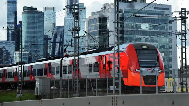 Электропоезд Ласточка и небоскребы делового центра Москва-сити