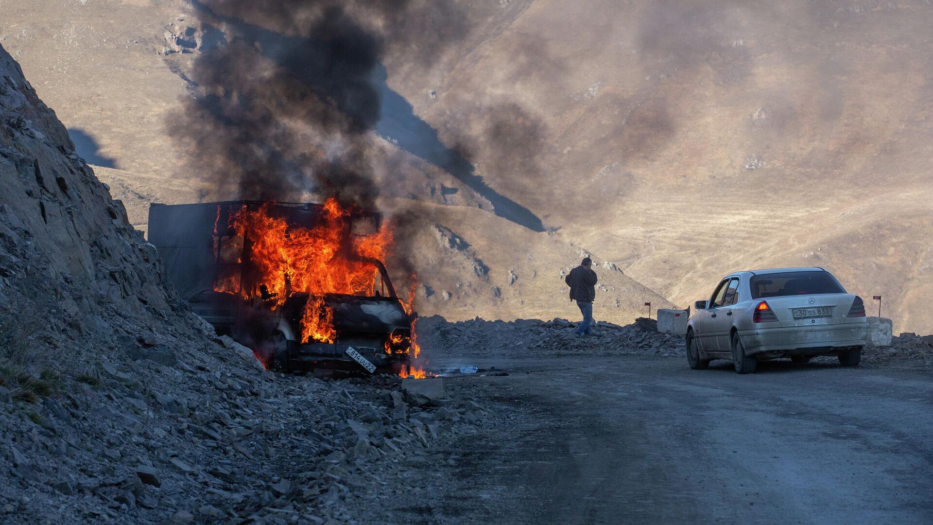 Горящий автомобиль на горной дороге в районе города Карвачар - РИА Новости, 1920, 09.11.2020