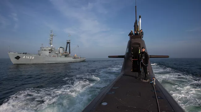 Глубоководный буксир A 1458 Fehmarn и подводная лодка U31 ВМС Германии