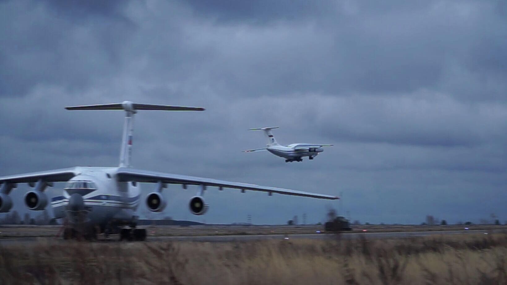 Тяжёлый военно-транспортный самолёт Ил-76 с военной техникой и личным составом на борту взлетает с аэродрома Ульяновск-Восточный - РИА Новости, 1920, 24.01.2021