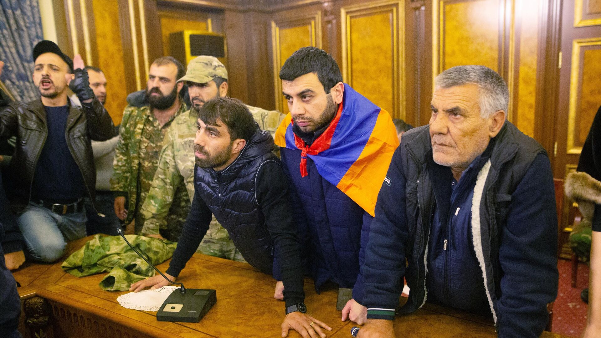 Участники акции протеста в одном из залов в здании парламента Армении в Ереване - РИА Новости, 1920, 10.11.2020