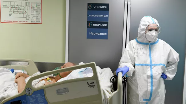 Медицинский работник и пациент в ковид-госпитале в городской клинической больнице No15 имени О. М. Филатова в Москве